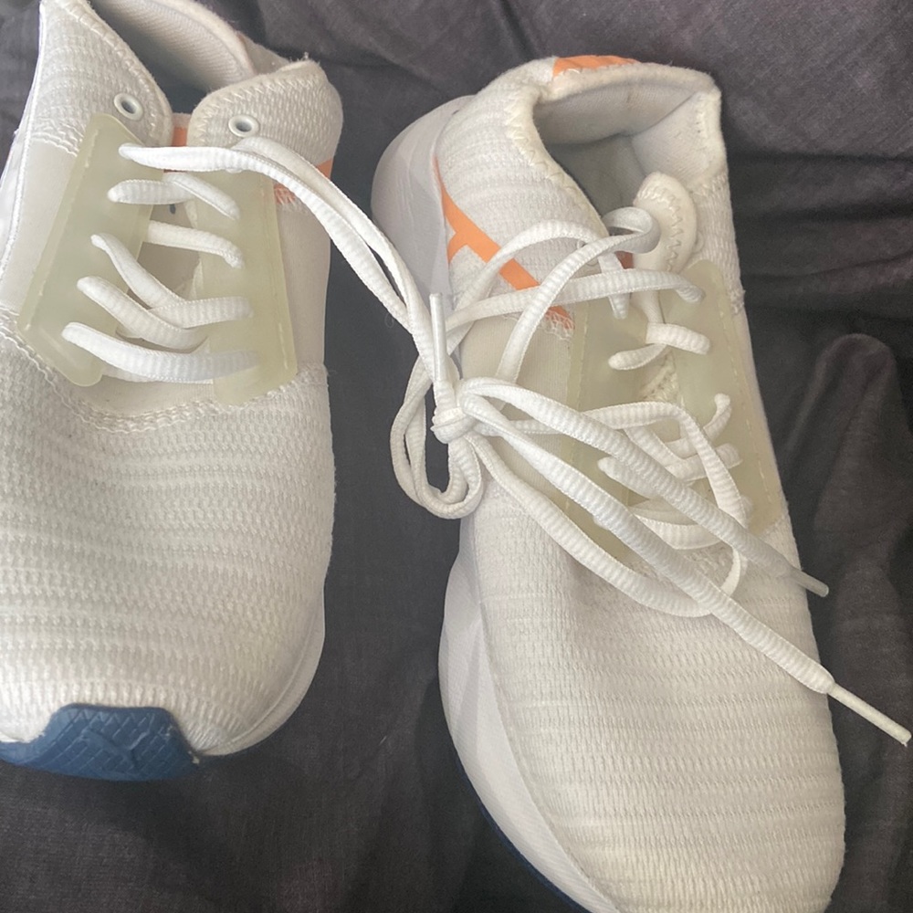Womens used Puma 6.5 sneaker with lots of life left